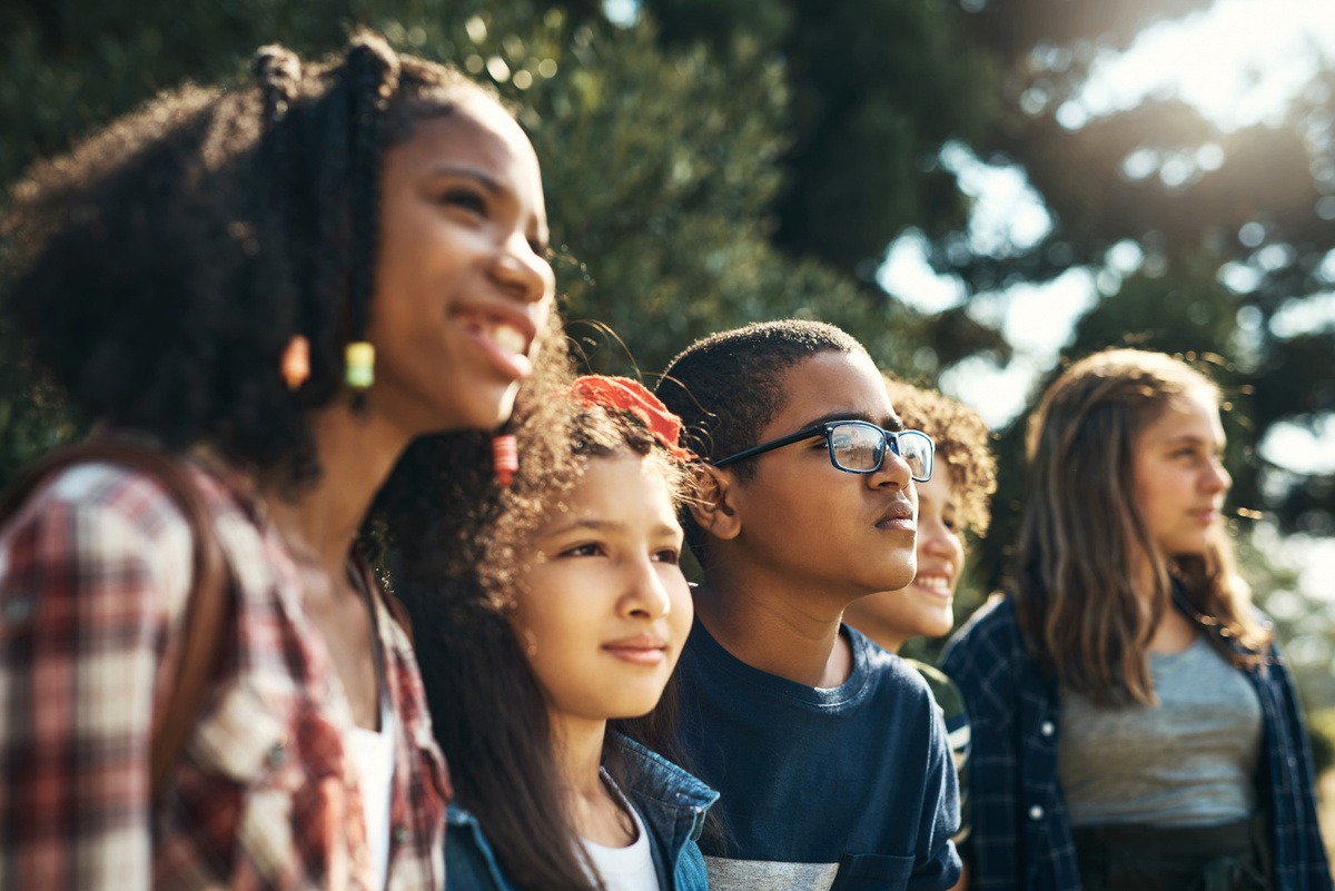 De jeunes enfants regardent vers l'avenir.