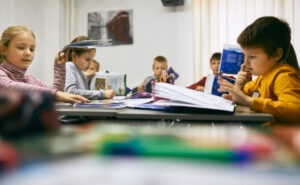 Des eleves de primaire sont en classe de travaux diriges.